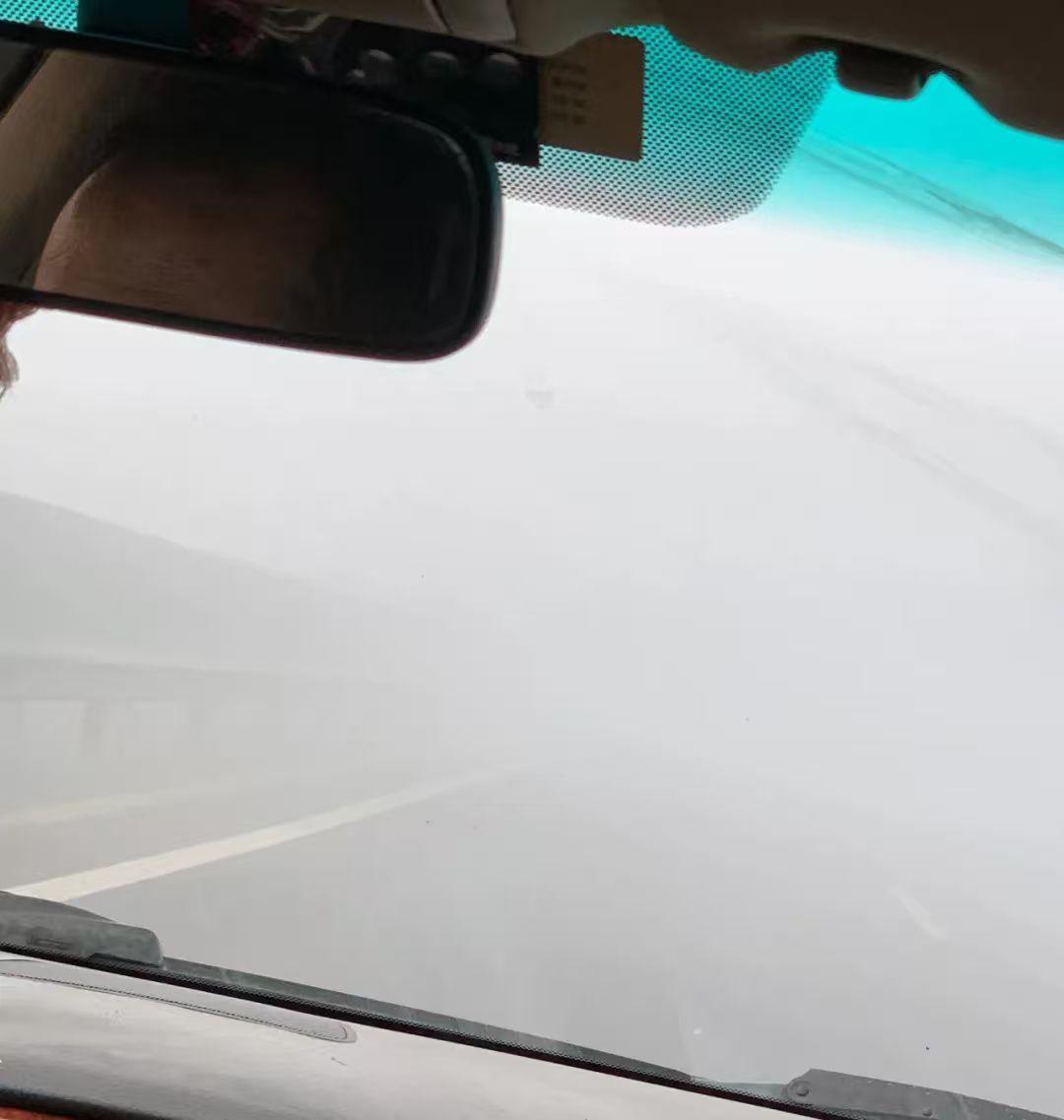 那次真给我吓出一身冷汗。刚出隧道口，眼前突然白茫茫一片，团雾跟一堵墙似的砸过来，