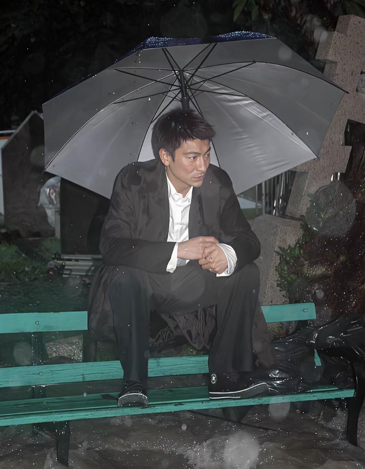 刘德华二十年前的旧照。2005年，刘德华在拍摄新歌《再说一次我爱你》MV时，
