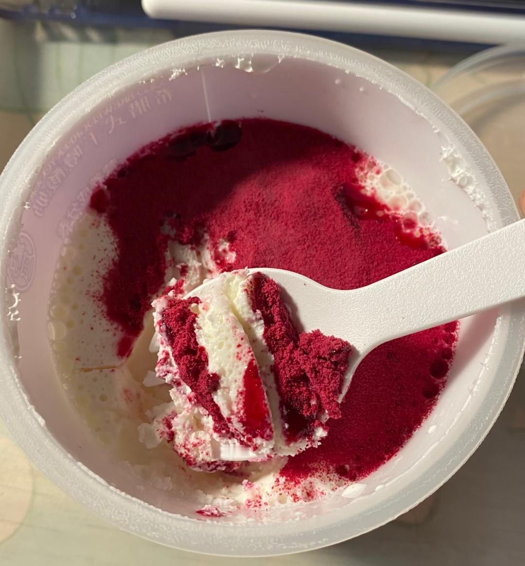 盒马的干噎酸奶特别噎，本来买来做早饭的，结果到现在还没吃完但是！我真的蛮爱吃的，