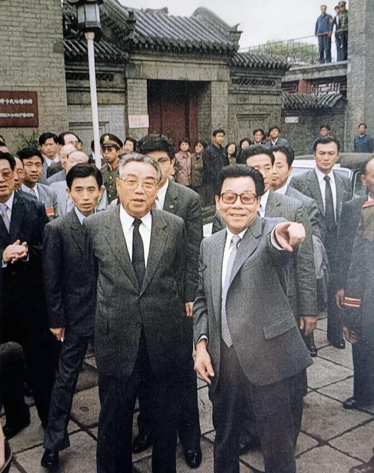 我敢打赌，这二位老前辈，你一眼认可以出来的，绝对是历史课代表，我立即拜你为师！