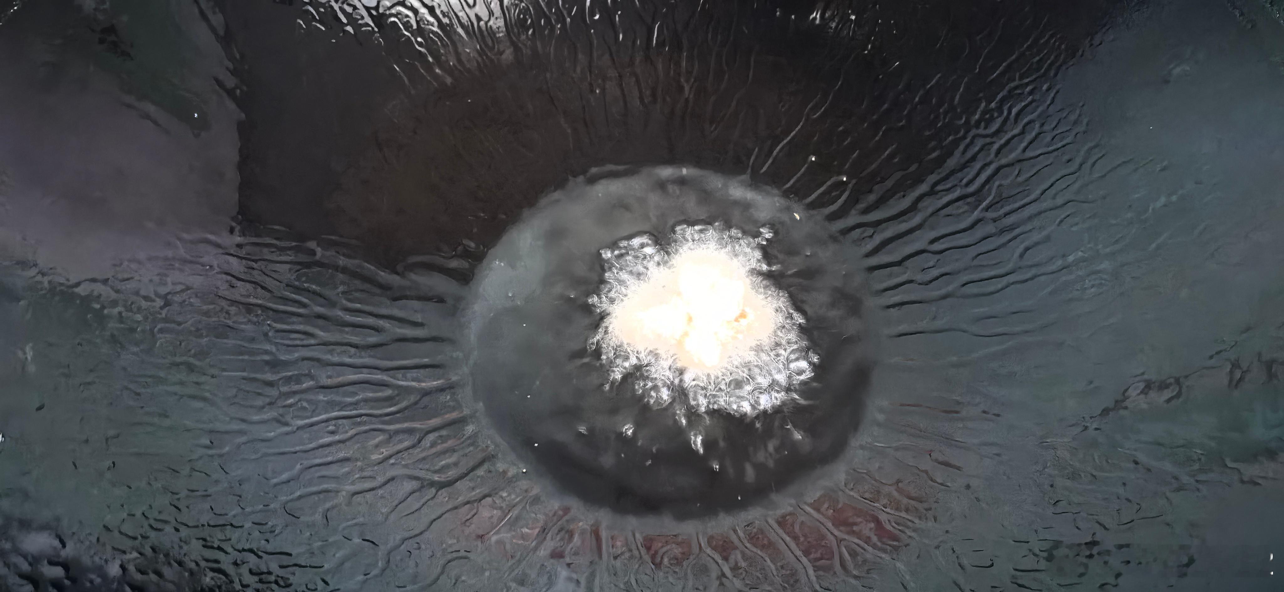 中午两人食.海鲜面蒜粒暴香，鱼简单煎一下两面，加开水煮，来点盐、白胡椒，下面条，