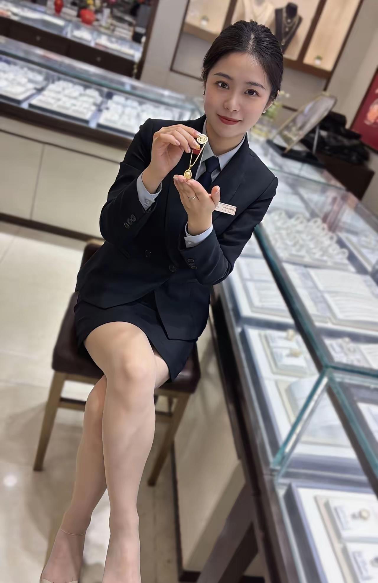 优雅珠宝顾问，为您挑选完美饰品💎✨