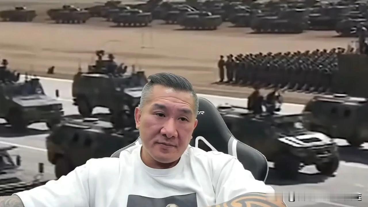 台湾大叔看九三阅兵：核导弹方队震撼亮相，台网红感慨：我们都是中国人！各位老