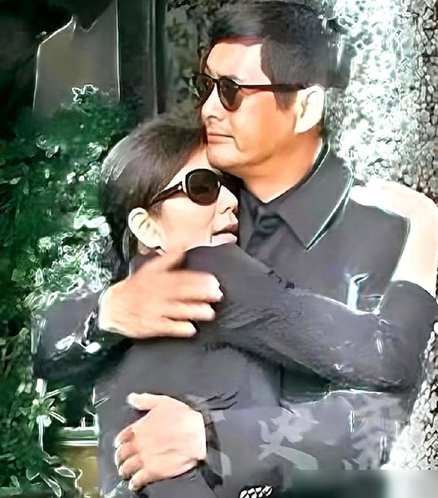 2007年那场葬礼，周润发扶住的，根本不是钟楚红。他扶住的，是那个和他合作了