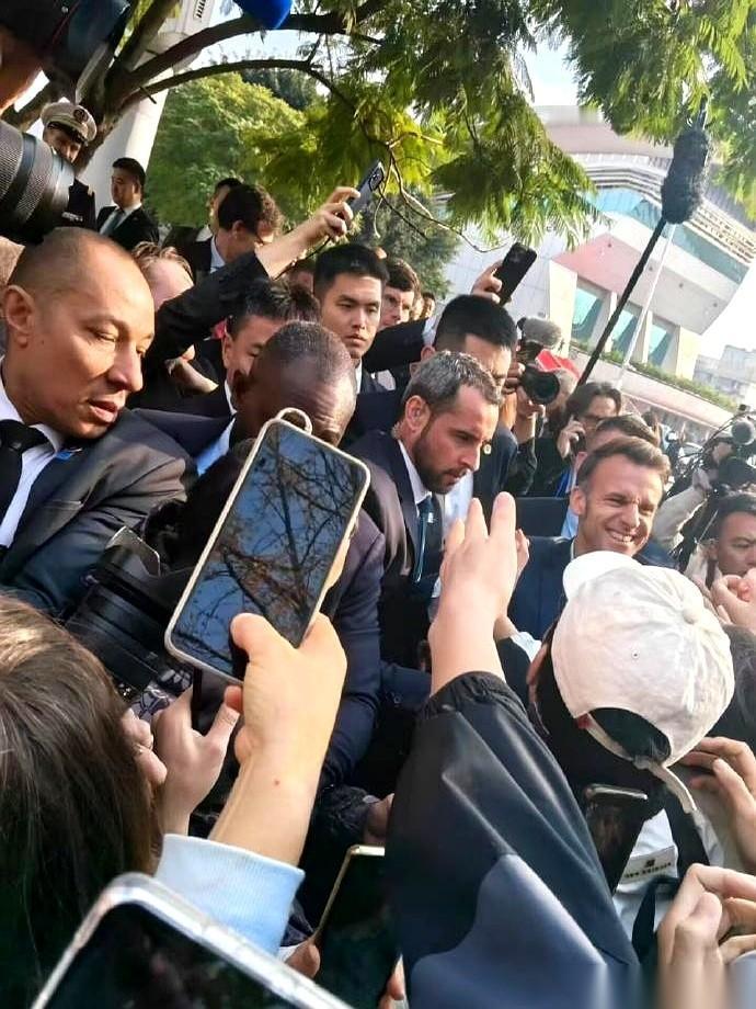 五架小破无人机，就这么大摇大摆地，飞到了法国佬的核潜艇基地上空。底下，号称精锐