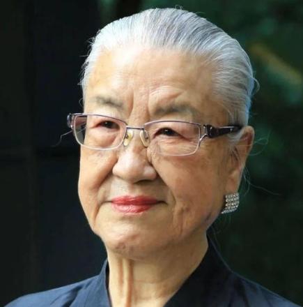 1986年，中央一条“高干子弟一律不准经商”，使得原国防部长耿飚的长女，一夜之间