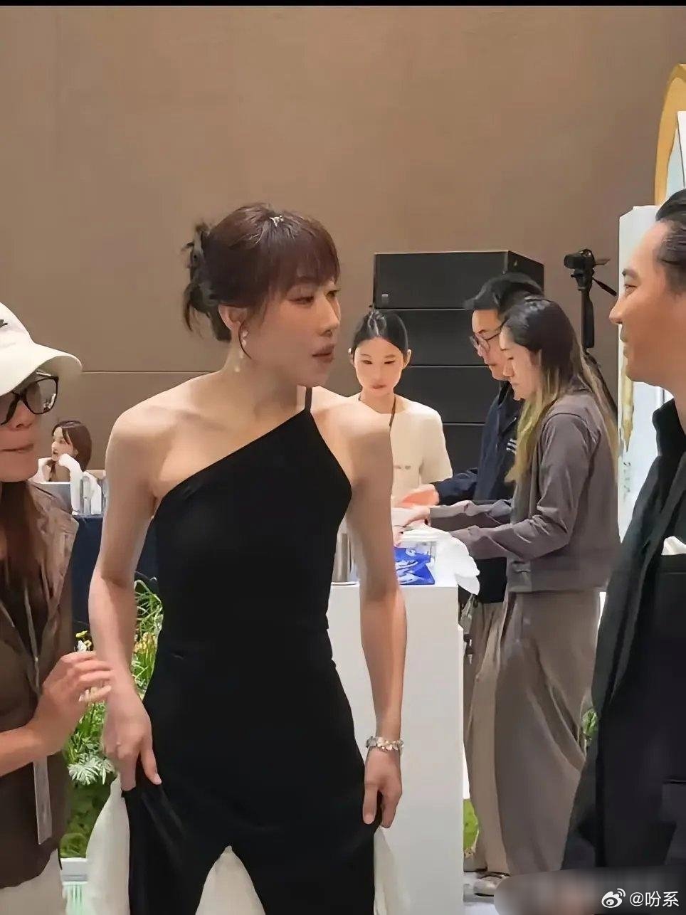 不是美女标准，骨架大
