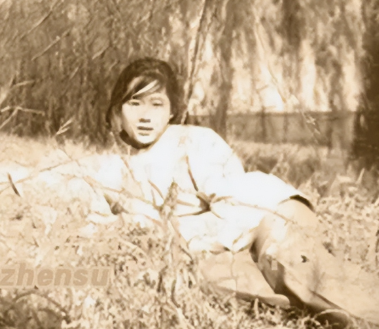 1938年，台儿庄战役中，一女护士刚要抢救连长，突然日军军官上前将连长砍死，愤怒