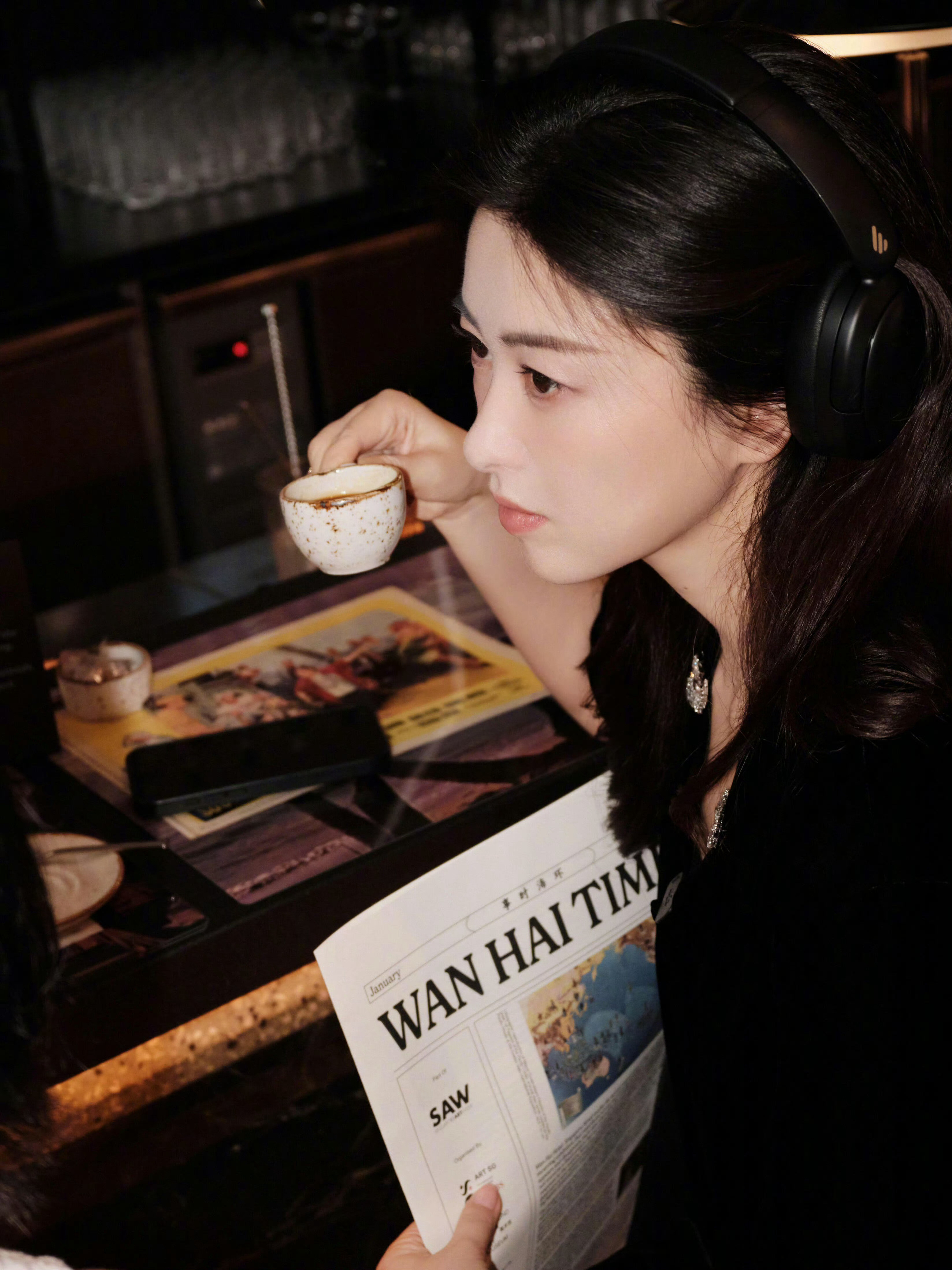 朱珠看展vs我看朱珠松弛随性又高智老钱感拉满，朱珠新加坡看展好多人偶遇啊