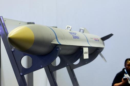 朝鲜武器“起飞”了，电磁武器震撼亮相，碳纤维炸弹可瘫痪敌方电网 正当世界目光