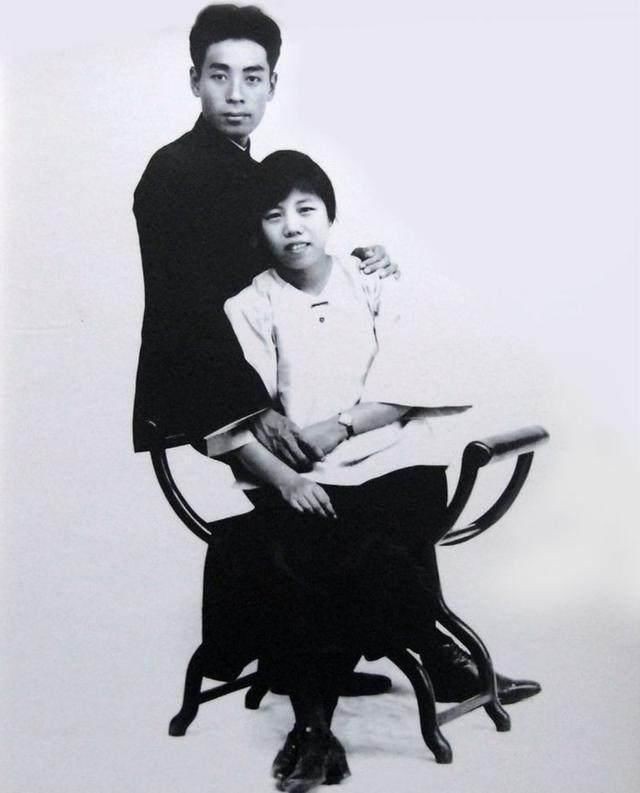 1925年8月8日，周总理和邓奶奶在广州结婚。​​​