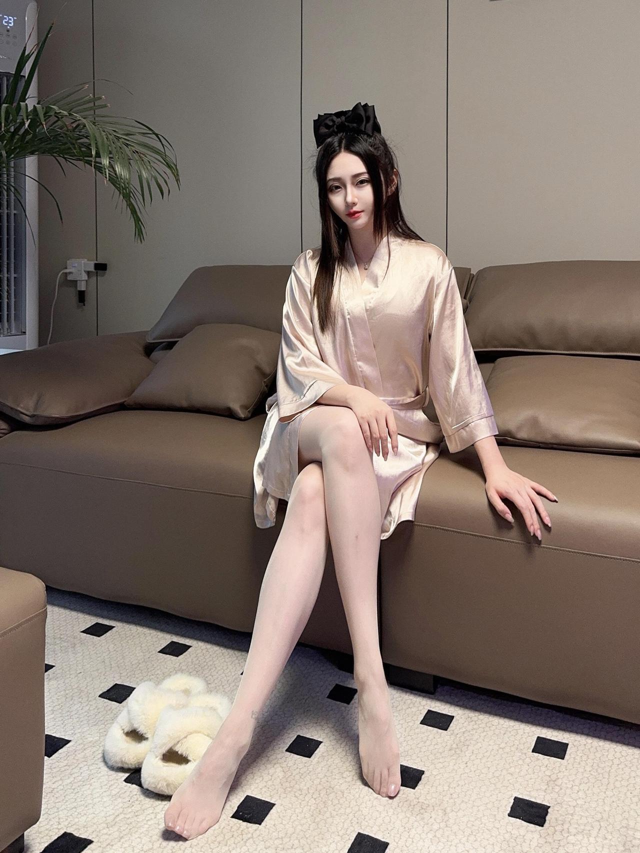 居家慵懒风，丝质睡衣与毛绒拖鞋的完美搭配！居家毛绒拖鞋毛绒拖鞋穿搭居家凉