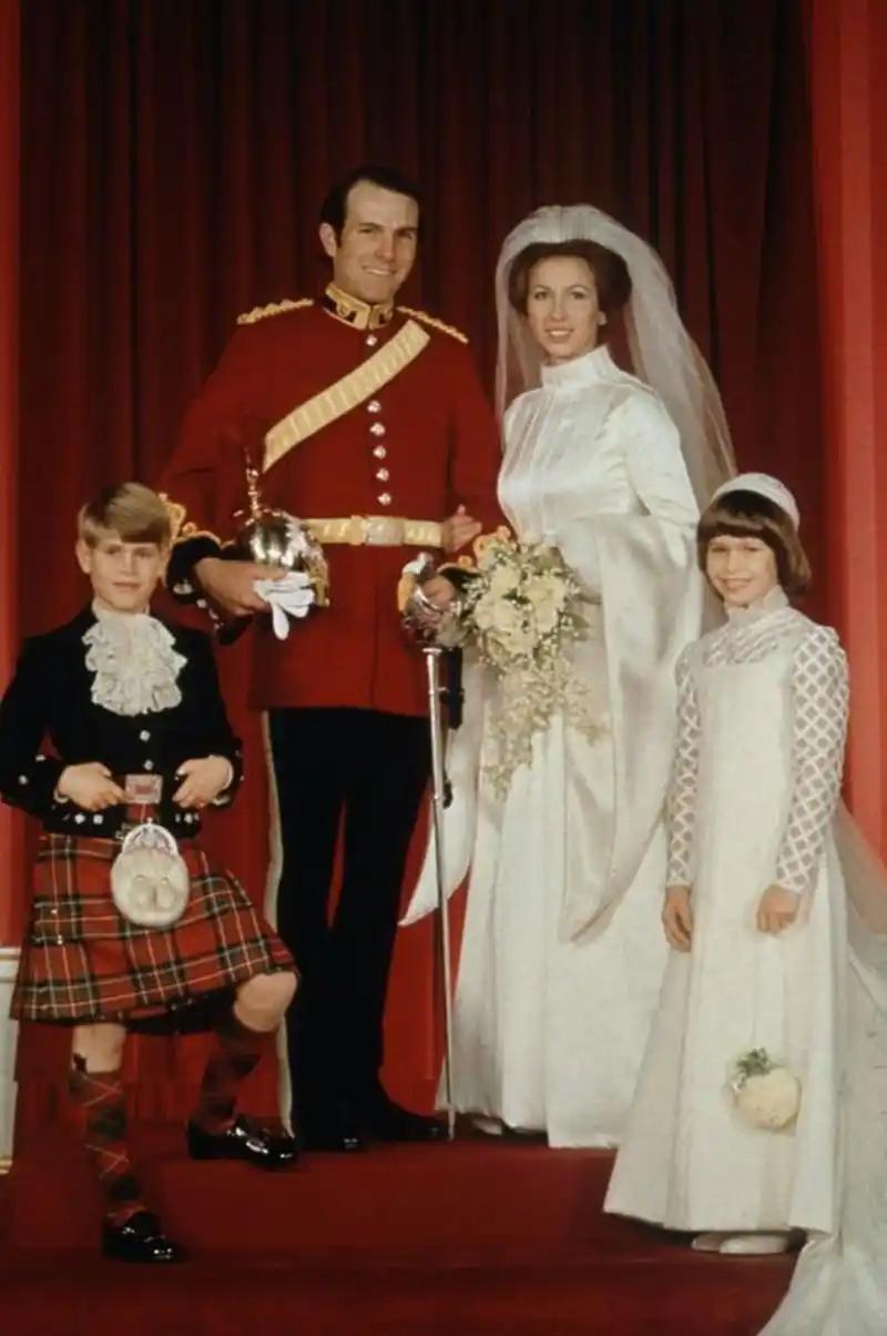 1973年，安妮公主出嫁。 婚礼上，女王脸上的表情相当复杂，欣慰与不舍交织，