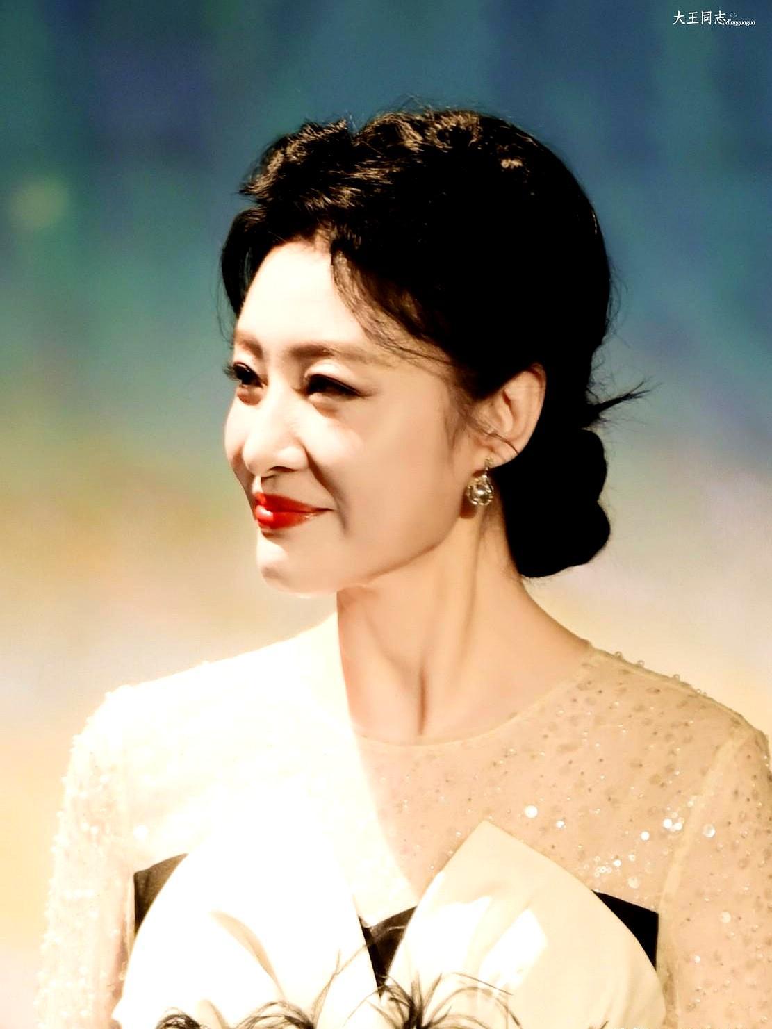 别再吹马凡舒了，你见过20年前的周涛真人吗？那才叫窒息。20年前后台亲眼见