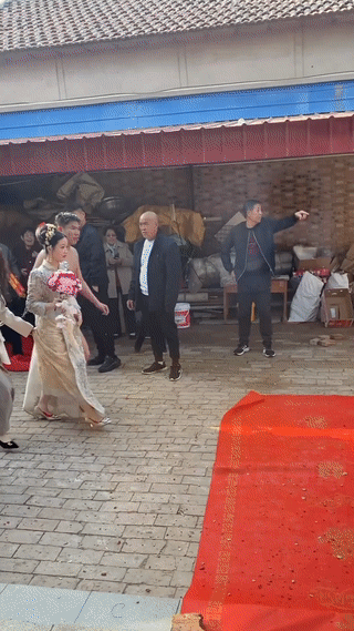 天津农村的一个婚礼现场。新朗竟然光着身子仅穿一条内裤和新娘一起走进家里？这难