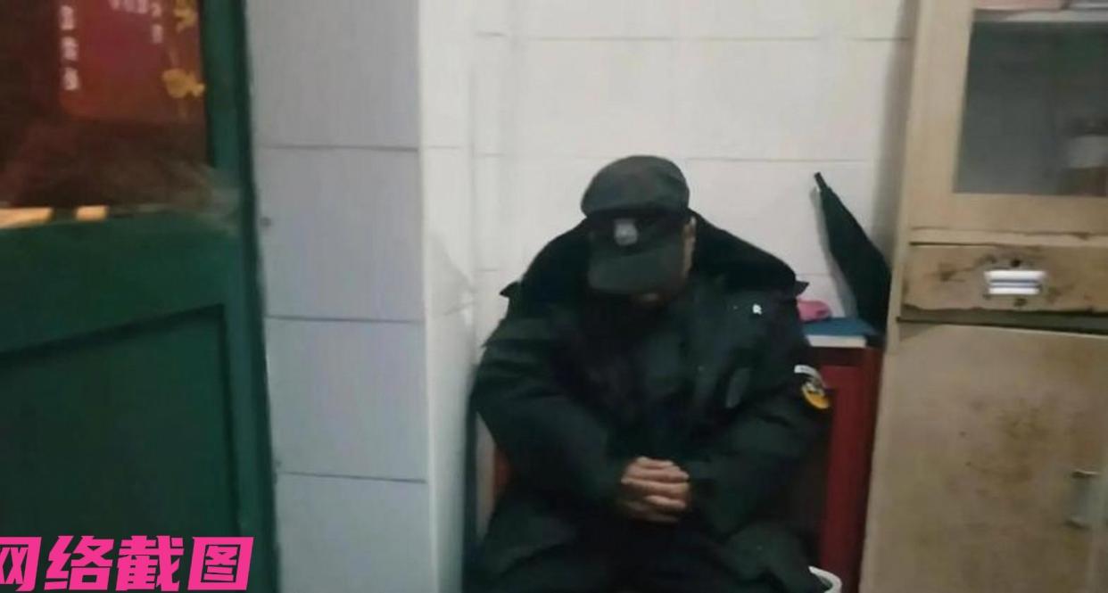 浙江杭州有名做保安的男子，由于没有固定工作地点，这次下夜班后做主花了五十四块钱，