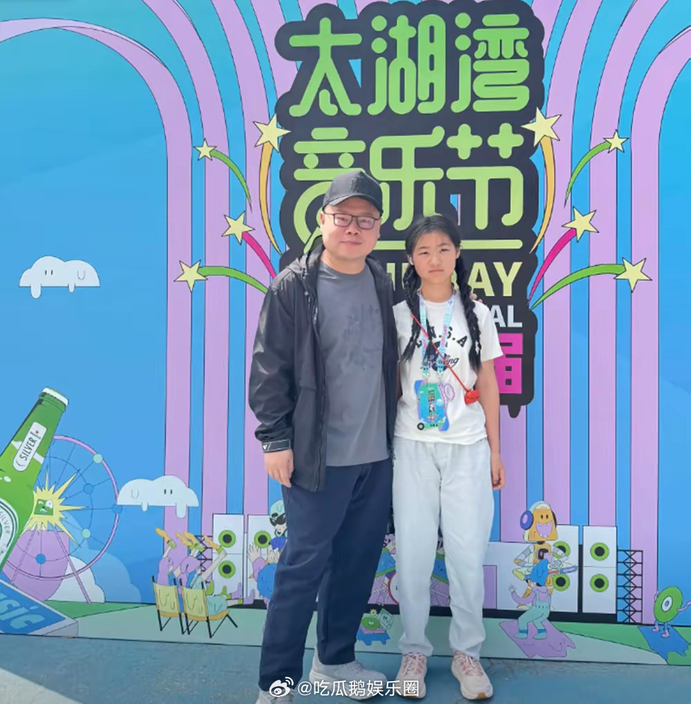 岳云鹏五一带女儿工作，13岁麓一大脸盘却不胖，不算漂亮但很讨喜​​​