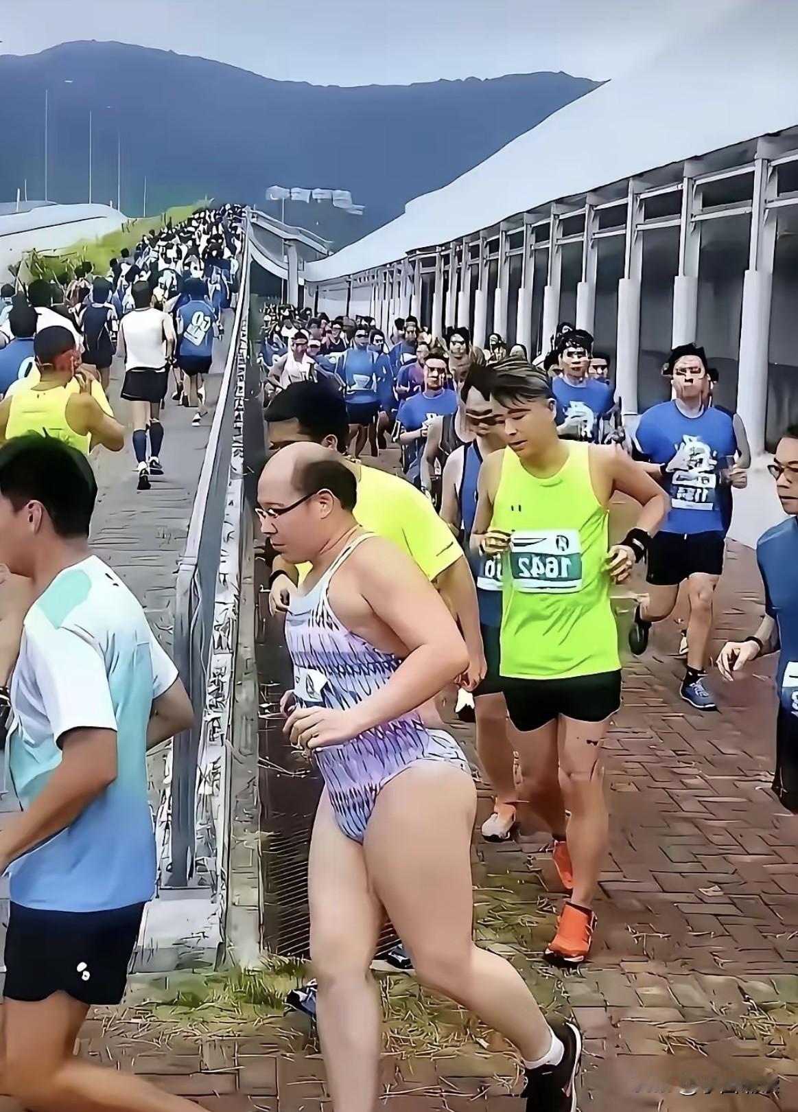 哈哈，这个戴眼镜秃头的家伙，该不该拖出去杖打五十大板？
