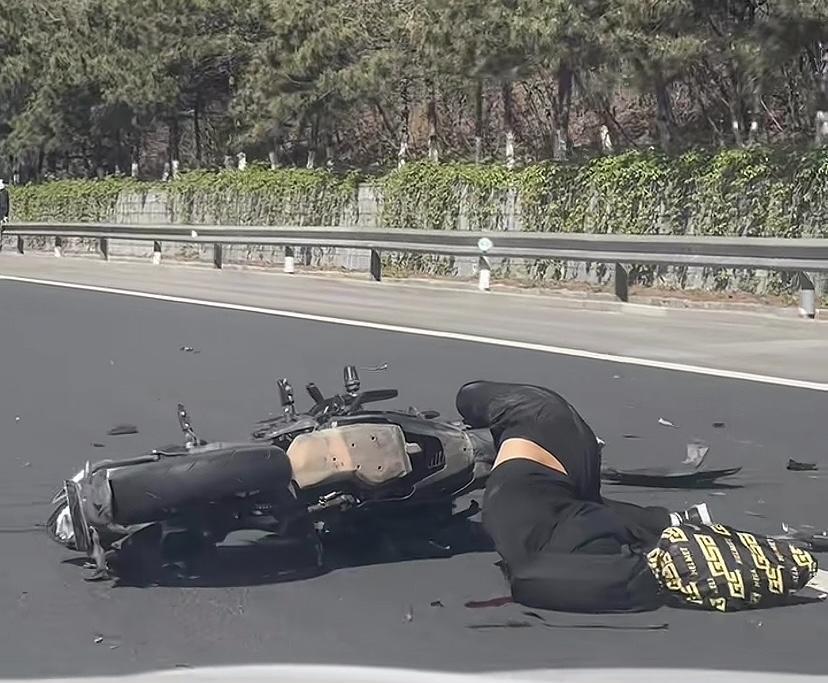 沈海高速机车追尾大货车，机车司机身体撞成折叠状，当看到大货车保险杠的时候，终于知