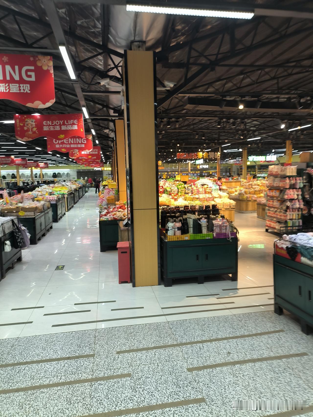 实体店倒闭的主因是房租过高！镇上有一处临街的两间门面房，年租金一万六千元，楼上