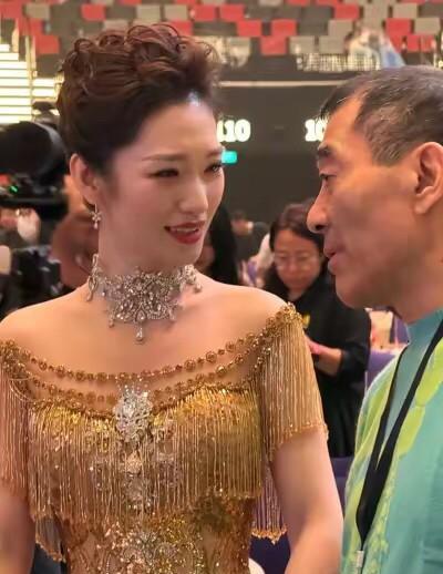 不愧是央视的门面担当，这颜值比董卿和龙洋好看，穿着这个金色的礼服裙，特别有气质，