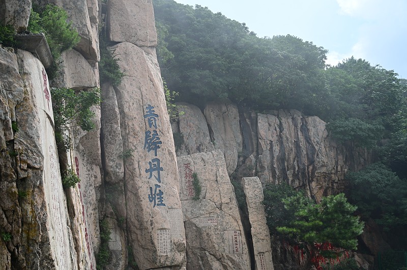 V上联：刻字矗立千仞壁，诗词对联每日打卡V上联：刻字