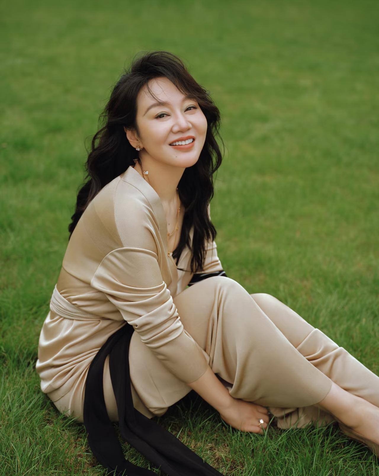 闫妮最新杂志拍摄，时尚与田园相融合，搭配她独特大气的笑容，清新不俗气，5