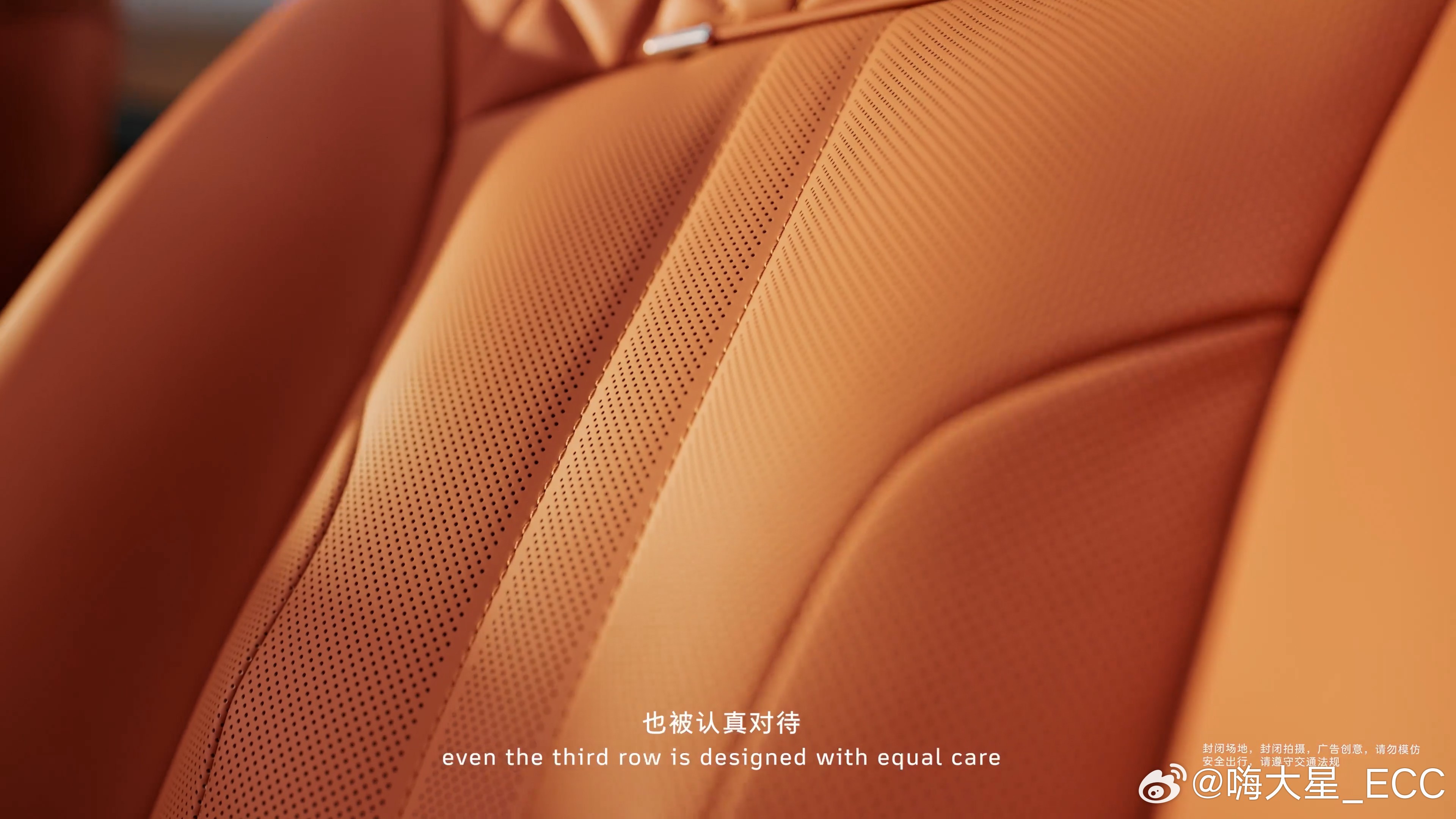 魏牌V9X内饰也出来了，说几个比较不一样的点：1、双幅方向盘做得很厚重，整体