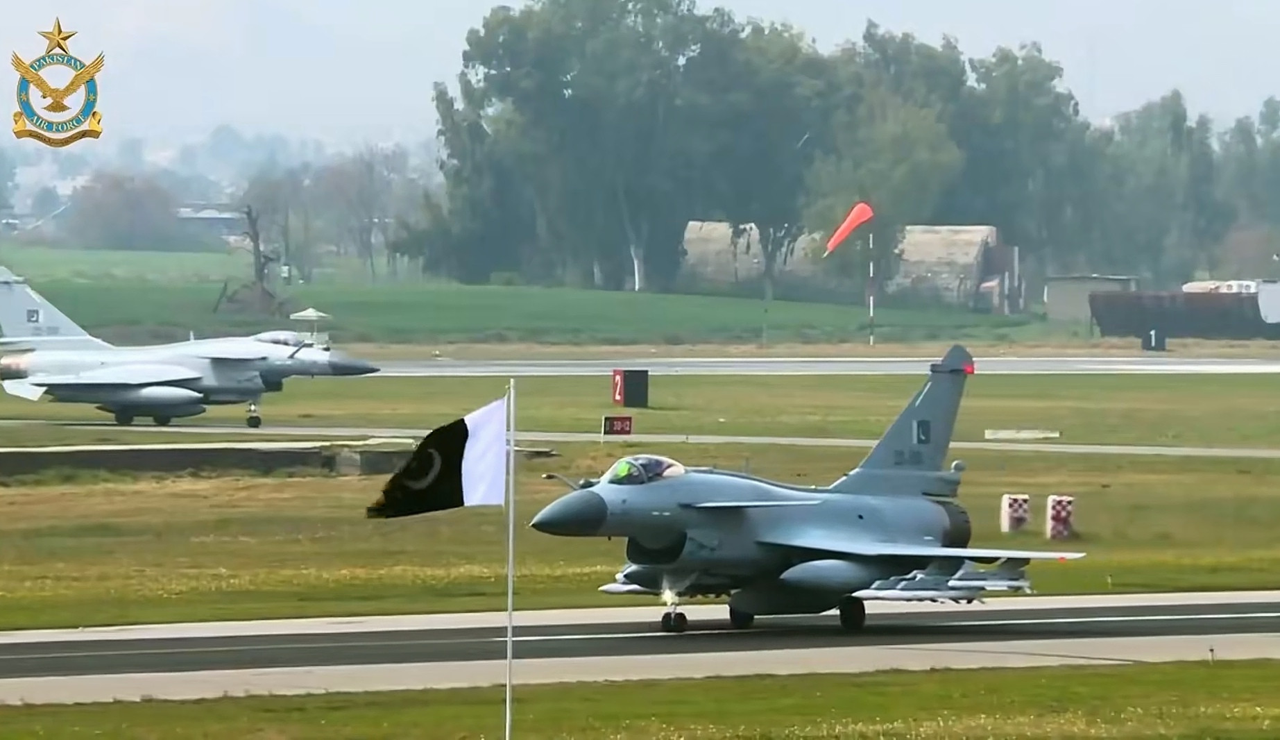 枭龙战斗机（JF-17）虽然名义上是中巴联合研制，实际上他和歼-10C、歼20等一样，都是成飞的亲儿