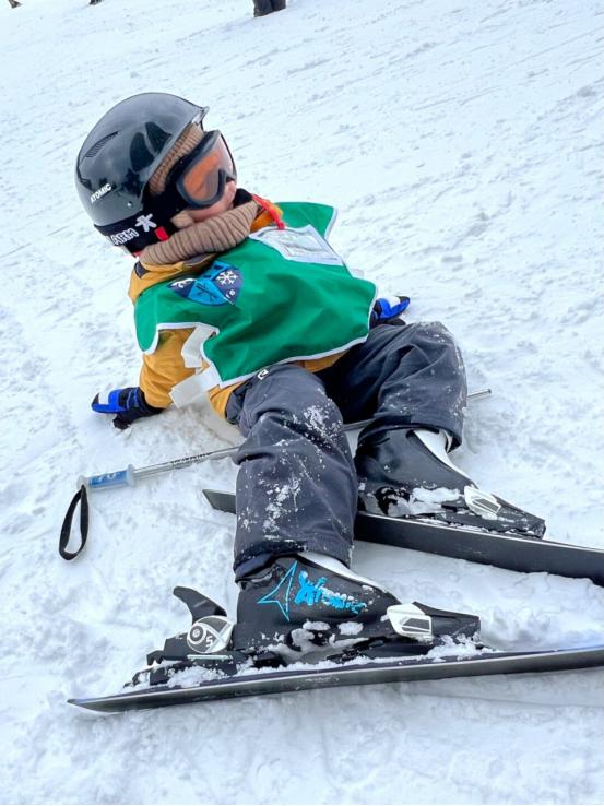 “讹人失败？”陕西西安，一女子带13岁侄女去滑雪，侄女被一名30多岁男子绊倒受伤