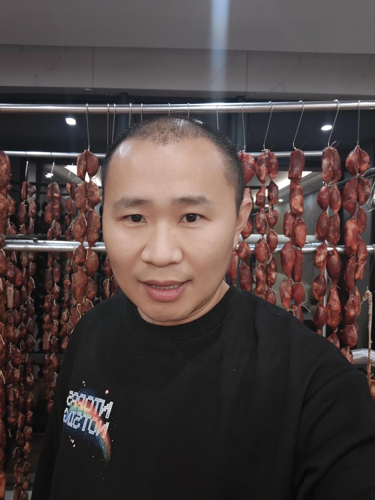 卸下双11的战甲，让这根排骨香肠来接管你的夜晚。凌晨两点，拖着疲惫的身躯回到