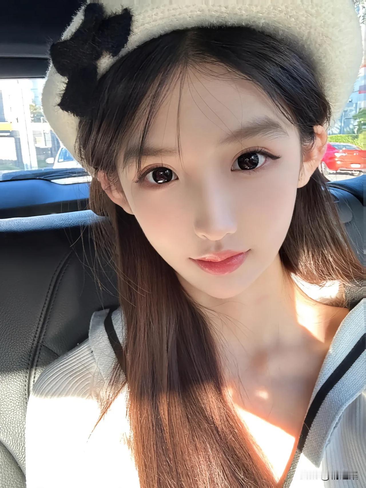 这个小姐姐在车里的自拍真可爱。