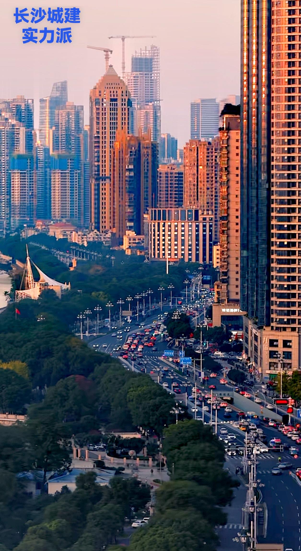 大家发现了没有？其实长沙的城建还真的是够繁华的，尤其是湘江边上的北辰三角洲一带，