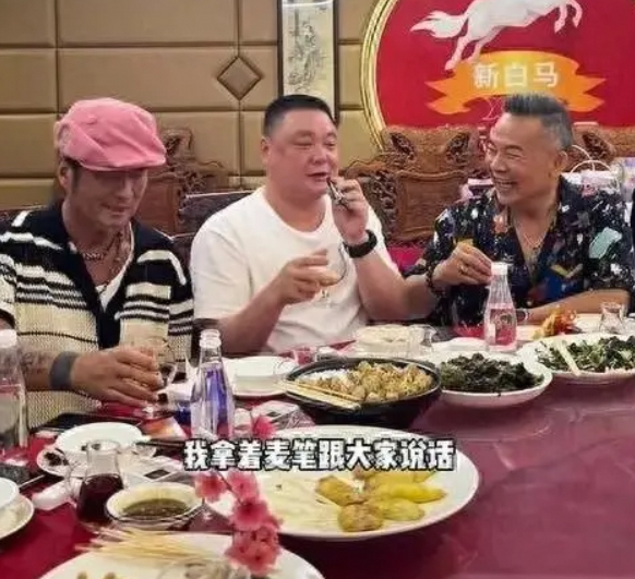 61岁孙兴离婚后现身聚会，同吴毅将用餐已显苍老