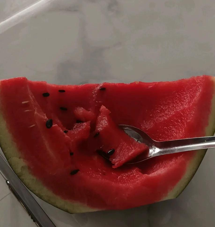 夏天必备的三件套热到吃西瓜开空调喝凉白开饭不想吃汗汗汗