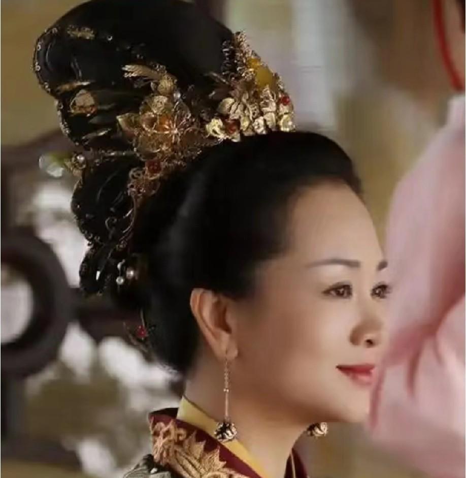 刚出月子就敢敲登闻鼓！盛明兰这一跪，差点让皇帝的全盘计划崩盘！所有人都以为她