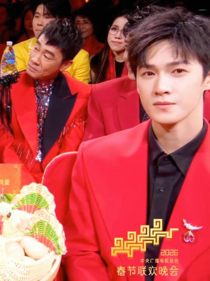 李昀锐春晚有效露脸9次小林初登春晚直接露脸九次，清清爽爽喜气洋洋，完全是有效露脸