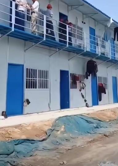 工地突然变得鸦雀无声。没人吵，没人闹，更没人讨薪。不是工人拿到了血汗钱。