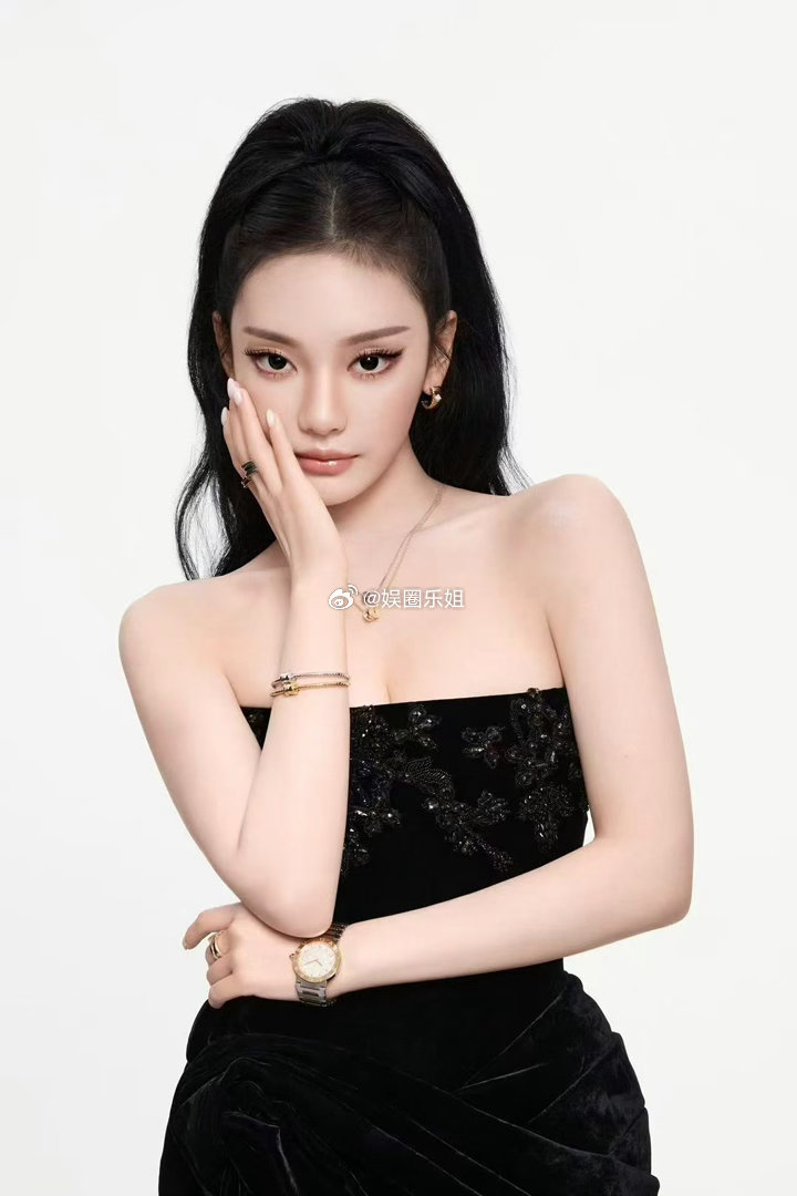 今天，宁艺卓在深圳湾万象城参加宝格丽线下活动。身穿的是ElieSaab202