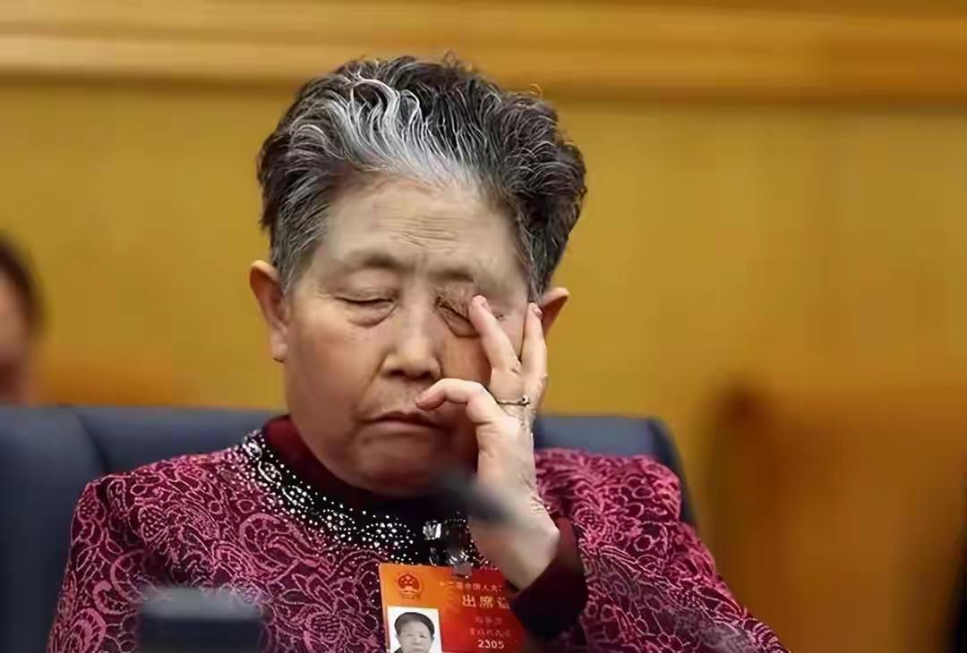 老干妈去年卖了54个亿，差一点就追平历史最高纪录。但你猜怎么着？79岁的陶华碧老