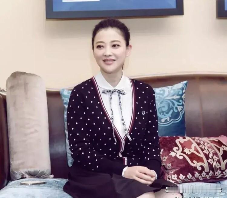 梅婷属于一个颜值看上去很普通的女演员，你第一眼看会觉得她很一般，并不是一眼就惊艳