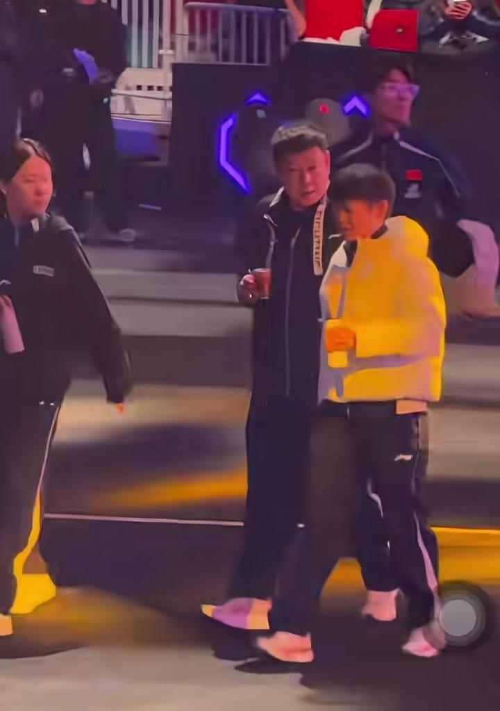 没上场也被镜头狂追！孙颖莎边退场边跟Coco复盘，认真劲十足！虽然没打决赛