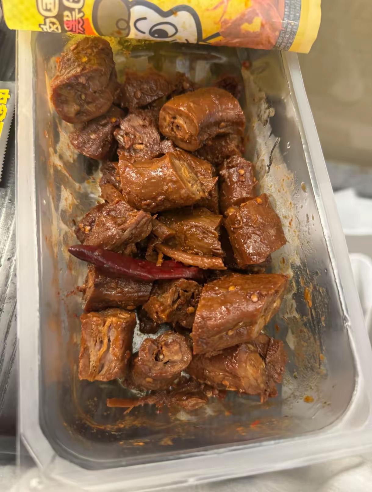 不少人爱吃鸭货卤味，可现在很多人进店就被价格劝退。心里预算二十块解解馋，随便
