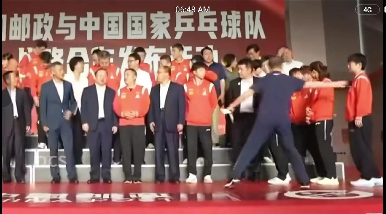 2022年和中国邮政的合影，孙颖莎就被安排C位了？当时莎莎刚拿到东京奥运会