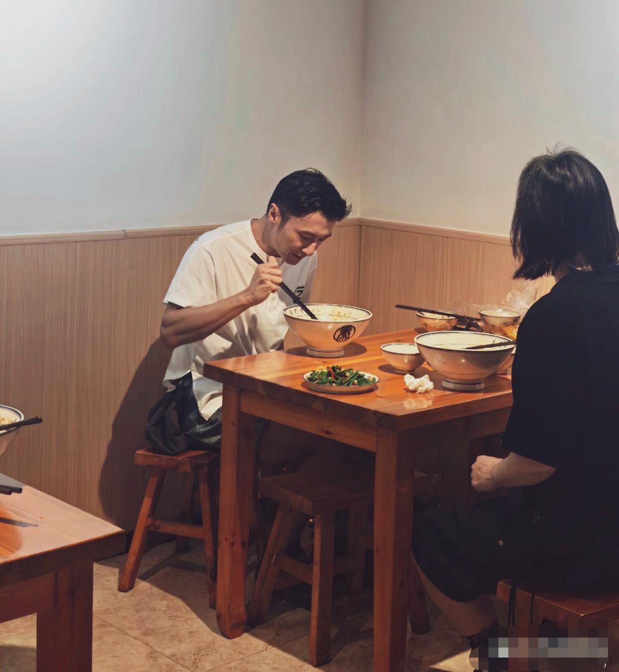 谢霆锋西安一餐馆吃饭，看着应该是吃了油泼面。白色体恤配牛仔短裤，看起来很年轻。很