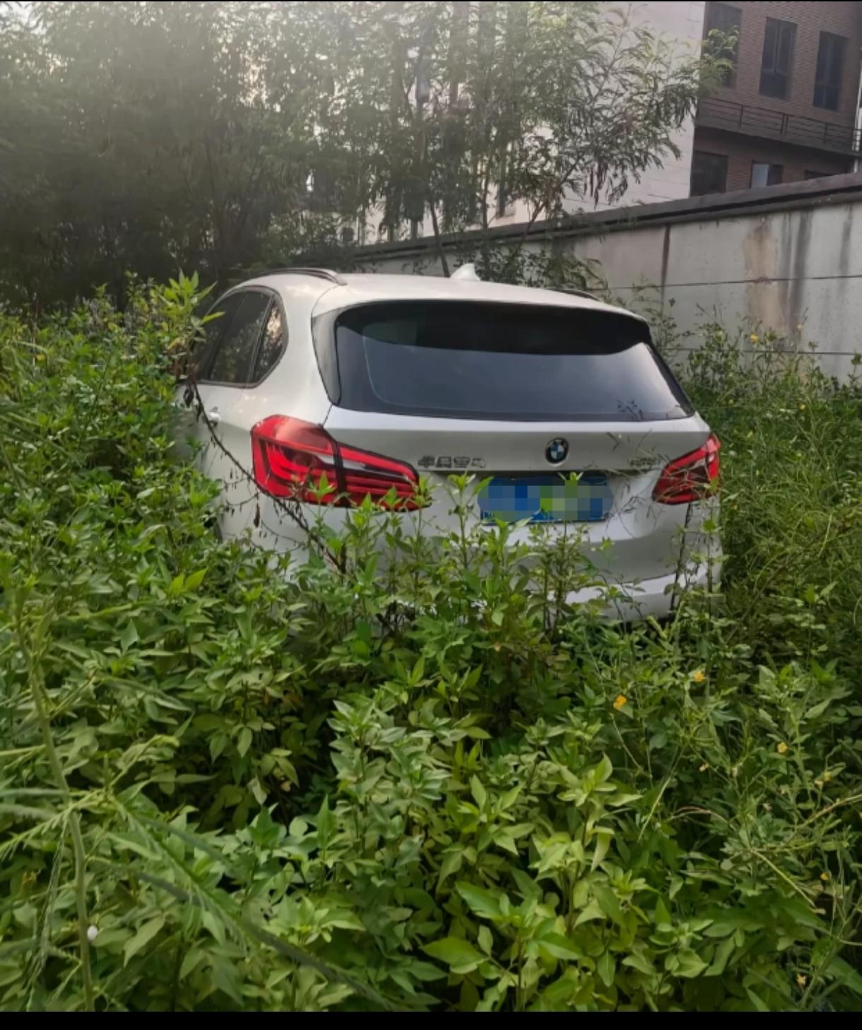 一车传三代，人走车还在。这车这么干净，昨天才停吧。有没有可能是导航错误，或者是开