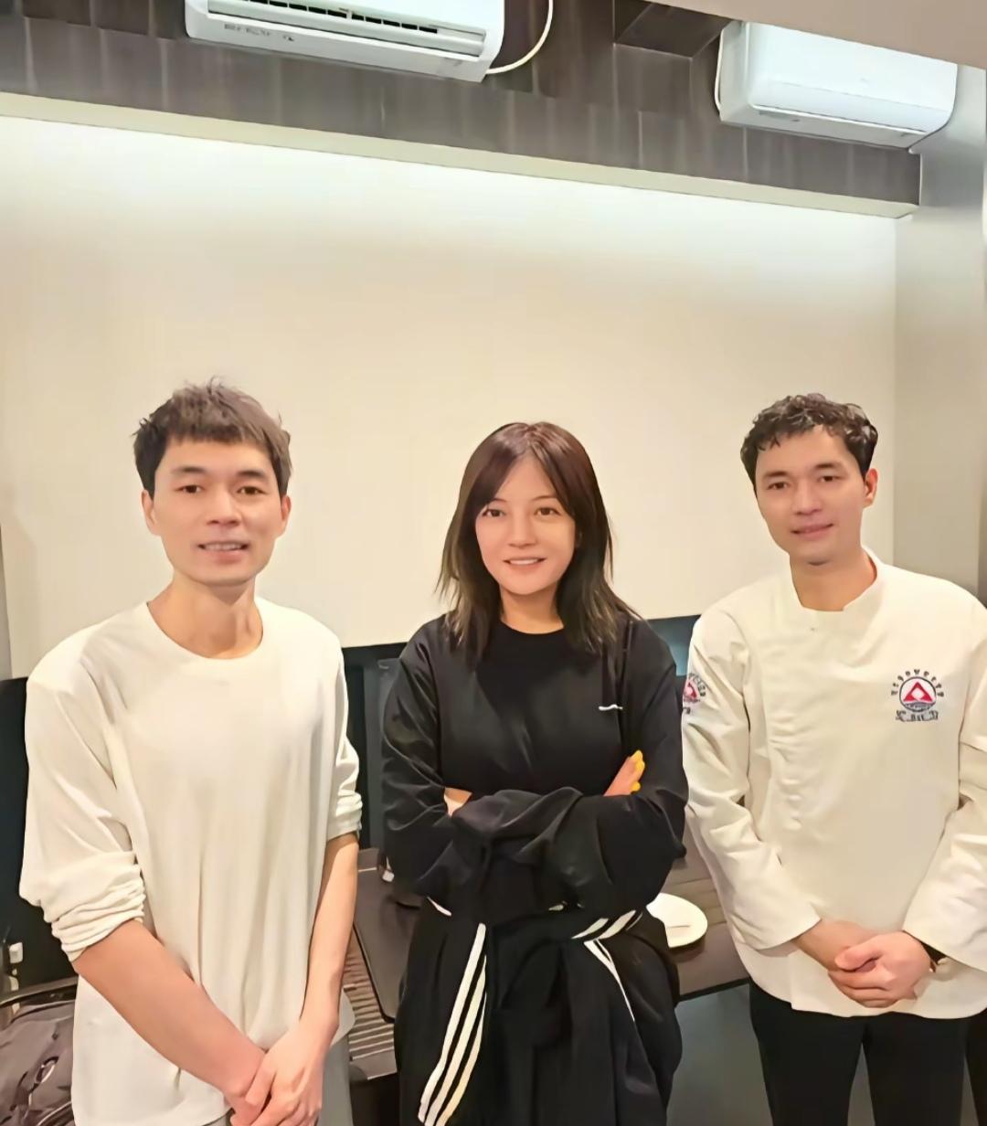 这两天，薇姐去了广东潮汕，尽管人到中年，但依然保持着很好的身材，穿着运动风格的衣