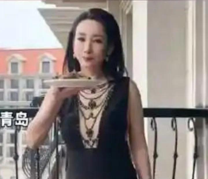 秦海璐穿礼服吃蛤蜊的画面令人印象深刻。在华表奖活动现场，她身着华丽礼服，却毫无偶