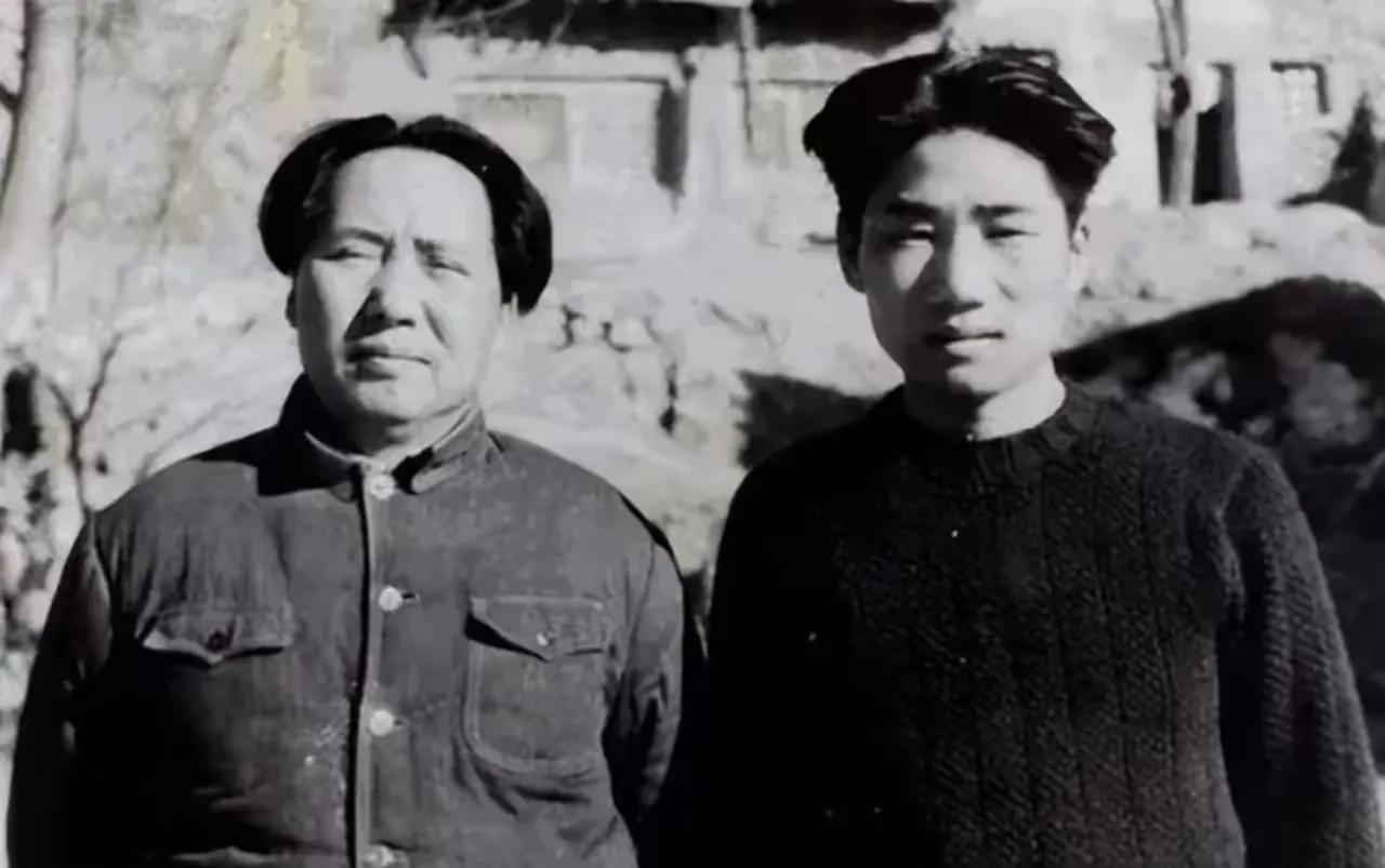 抗美援朝战争伊始，毛泽东同志就把自己的长子毛岸英送上了朝鲜战场。毛岸英出国作战仅