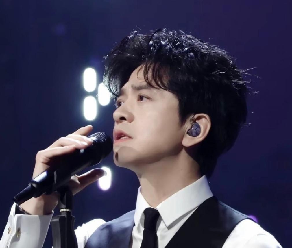 李健，冲上热搜！3月30日晚上，一向低调的歌手李健，突然冲上了热搜，没想到的
